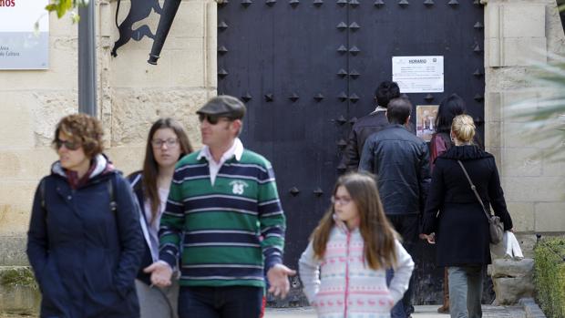 Turistas ante la puerta cerrada del Alc´ar en un día festivo