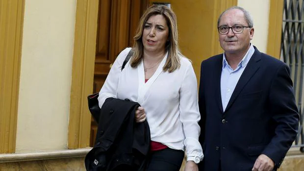 La presidenta andaluza Susana Díaz, junto a su número dos, Juan Cornejo