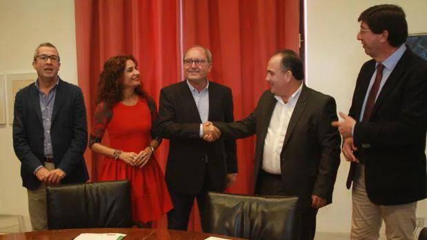 Representantes del PSOE y de Ciudadanos, tras la firma del acuerdo de presupuestos de la Junta para 2017