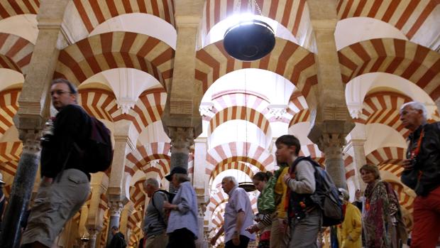 Turistas en el interior de la Mezquita-Catedral