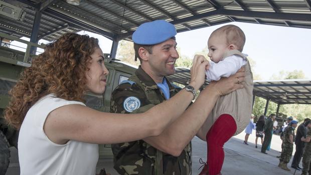 Uno de los efectivos que se desplazarán al Líbano junto a su pareja y su bebé