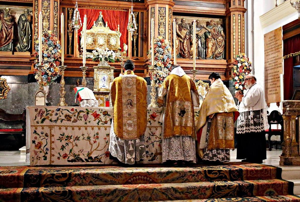 Misa por el rito tradicional en la basílica de San Juan de Ávila