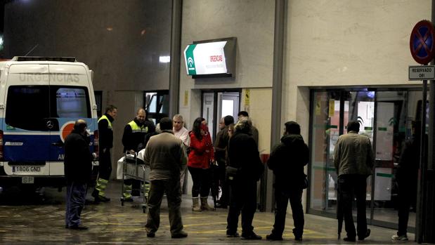 Entrada a Urgencias del Reina Sofía, al que fue trasladado el hombre afectado por inhalación de humo