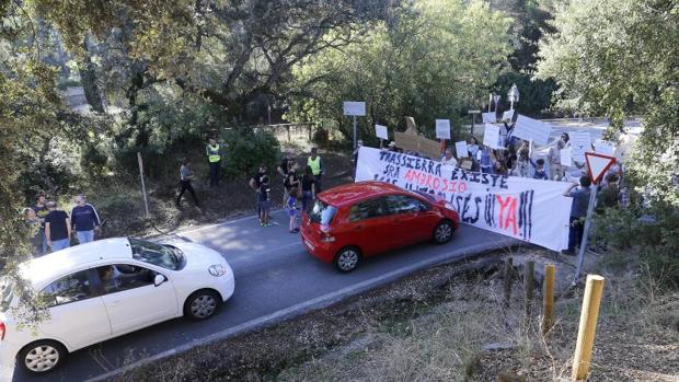 Protesta de los vecinos de la barriada periférica, este sábado