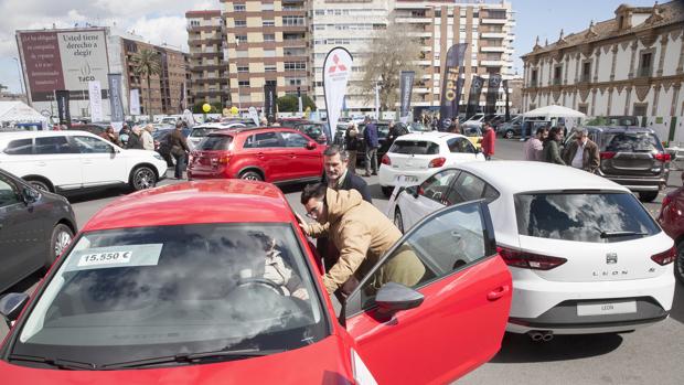 Coches en una feria de vehículos de ocasión en Córdoba