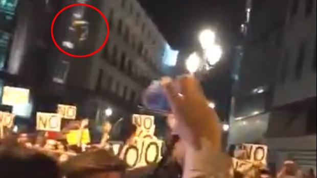 El objeto lanzado por los manifestantes de «Rodea el Congreso», antes de impactar contra la mujer de Luis Salvador