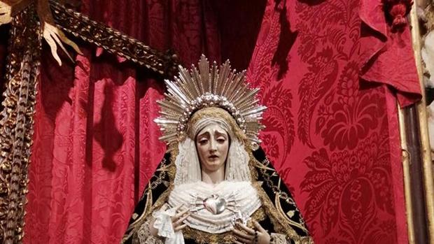 Las hermandades de Córdoba se vuelcan con el cambio de vestimenta de la Virgen en la fiesta de los Santos