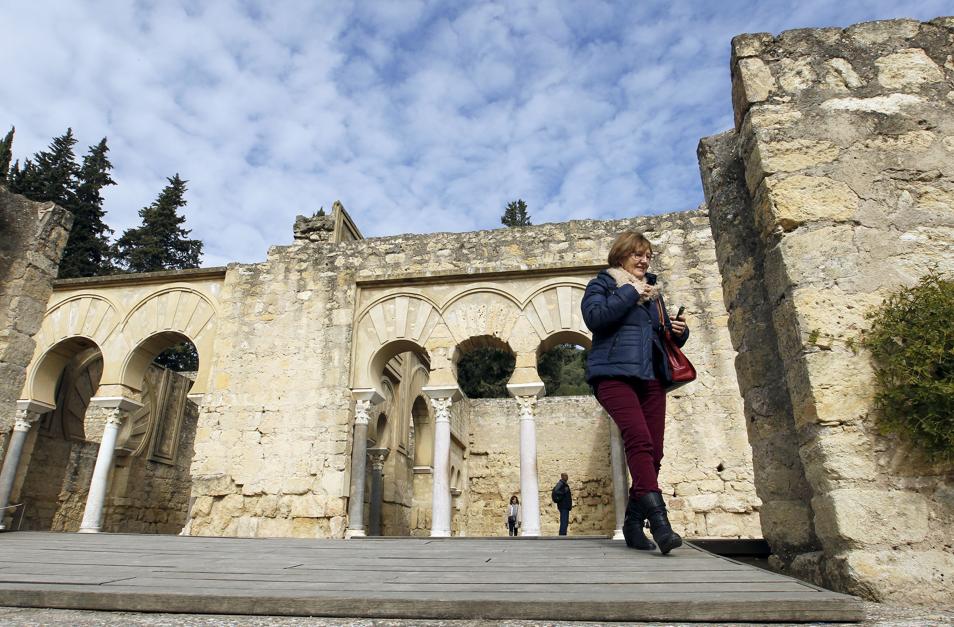 Una turista en la zona visitable de Medina Azahara