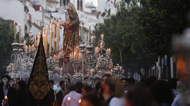 La Virgen del Amparo recuerda a los difuntos durante la procesión en Córdoba