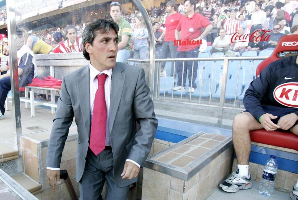 Pepe Murcia, en el banquillo del Vicente Calderón