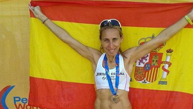 La atleta de Cabra Loli Jiménez, con una de las medallas y la bandera de España
