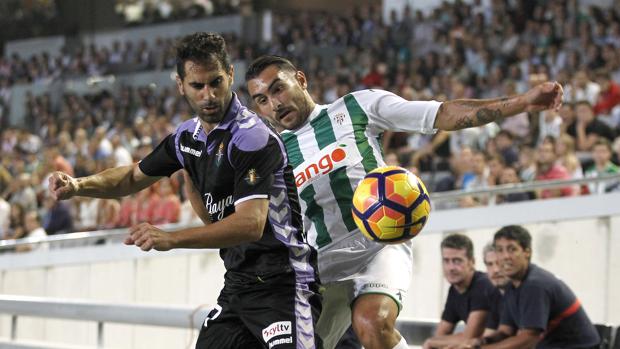 Samu de los Reyes forcejea en el partido ante el Valladolid en El Arcángel