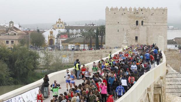 Corredores llegando a la meta, situada en la Puerta del Puente