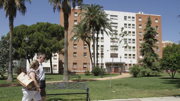 Una pareja pasa por delante del edificio actual de los Juzgados cordobeses