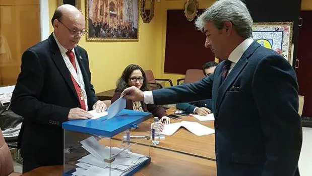 Manuel López, a la derecha, ejerce su derecho al voto