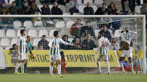 Los jugadores del Córdoba se lamentan tras recibir gol