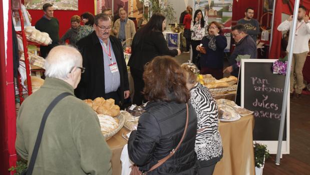 Público ante uno de los stands de la Feria de los Municipios