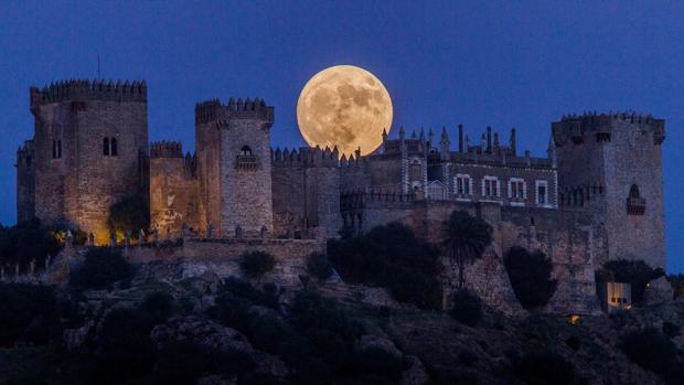 La luna se esconde tras la fortaleza de la Vega cordobesa