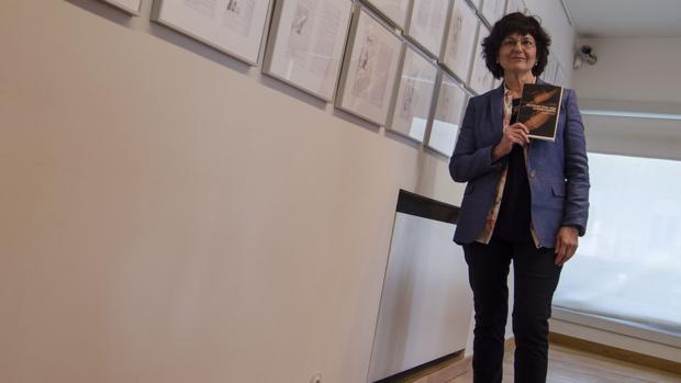 Ángela Mora durante la presentación del poemario ganador en Granada