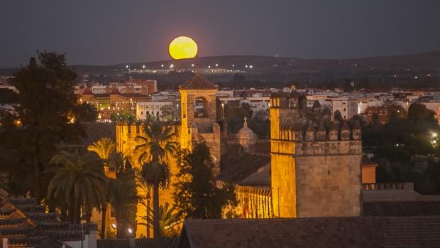 La superluna sale de su escondite, por el sur de la ciudad