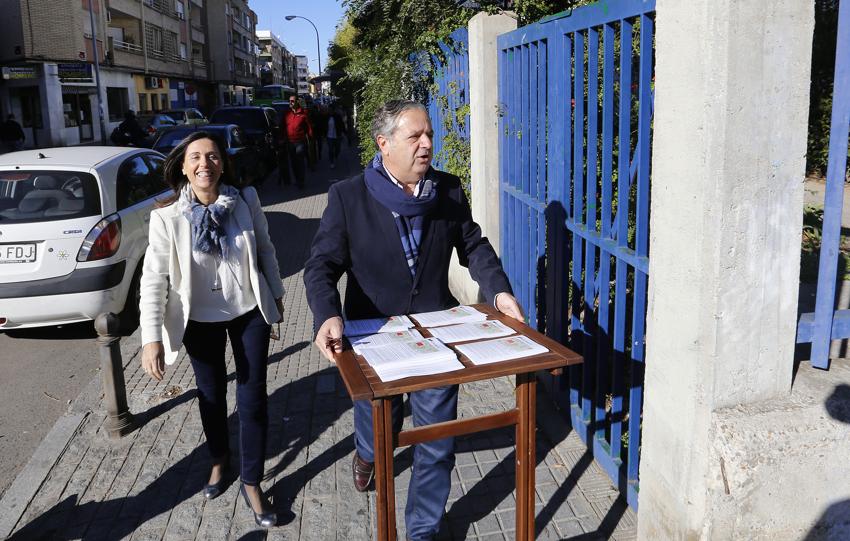 Salvador Fuentes, en una campaña informativa en Levante