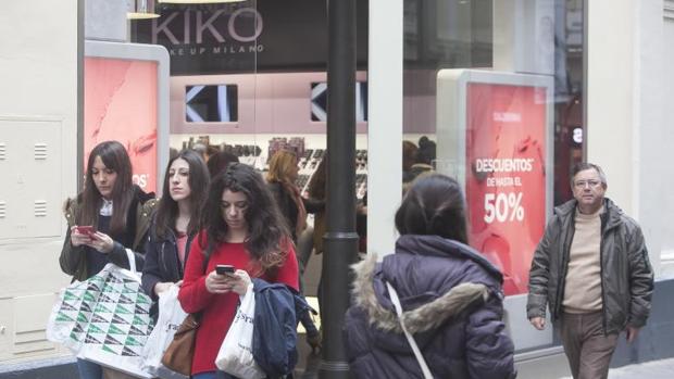 Jóvenes con bolsas por la calle Gondomar