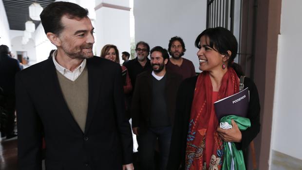 Antonio Maíllo (IULV-CA) y Teresa Rodríguez (Podemos), juntos en el Parlamento de Andalucía