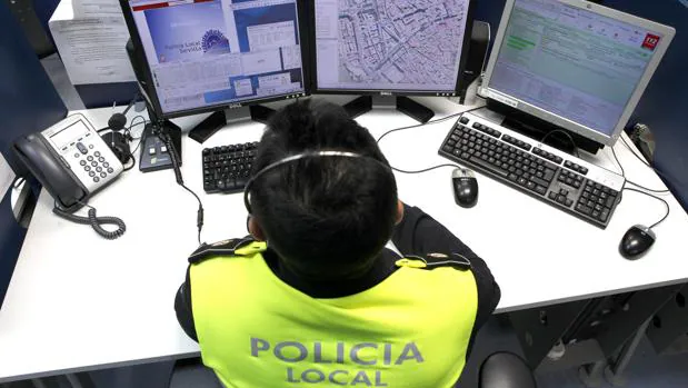 Un policía local consulta los ordenadores con los datos del tráfico