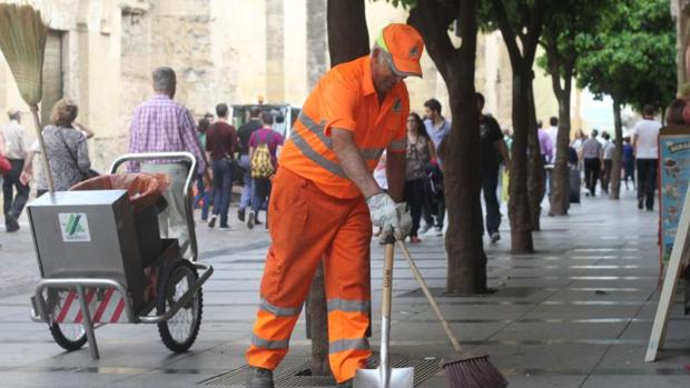 Un operario de Sadeco trabaja en los alrededores de la Mezquita-Catedral