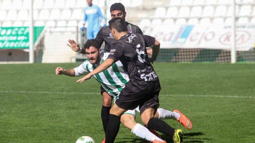 Javi Galán intenta irse de un rival