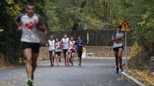 Corredores ascienden al paraje religioso de la Sierra