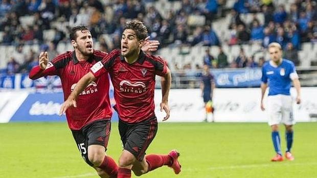 Dos jugadores del CD Mirandés celebrando un gol ante el Oviedo