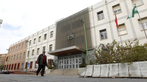 Un hombre pasa frente a los juzgados de Córdoba