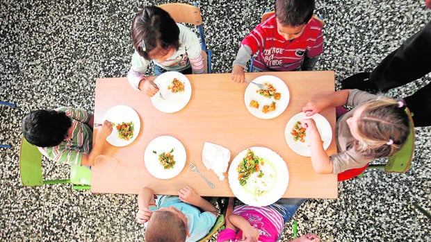 Niños en un comedor escolar