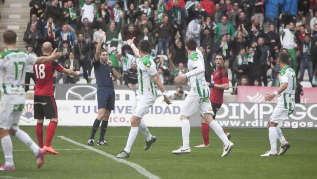 Un instante del partido del Córdoba CF ante el CD Mirandés en el Arcángel, la temporada pasada