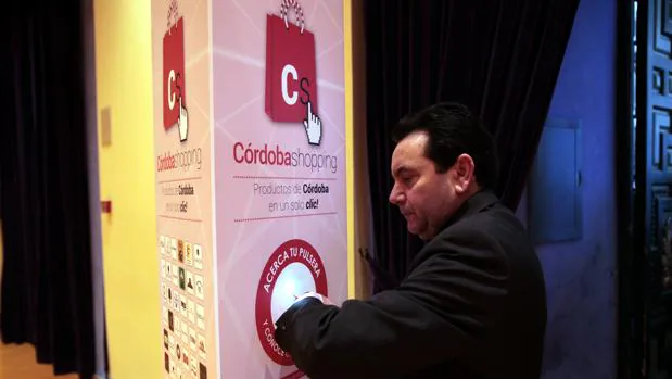 Un usuario durante lel acto promocional de presentación de la plataforma Córdoba Shopping