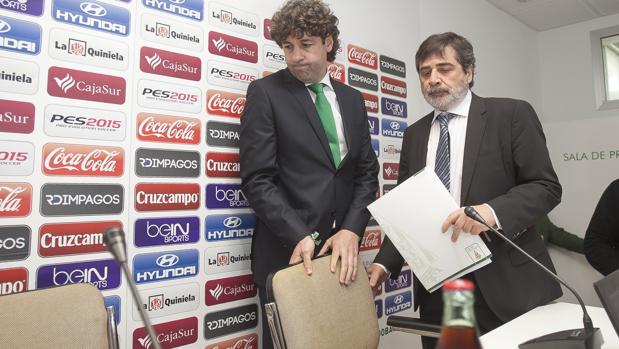 El presidente del Córdoba CF, Carlos González, junto al director deportivo, Emilio Vega