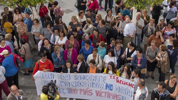 Concentración de protesta por la muerte de una vecina de la localidad sevillana de Olivares