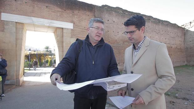 Emilio García y Pedro García repasan el proyecto para rehabilitar la Muralla a sus espaldas