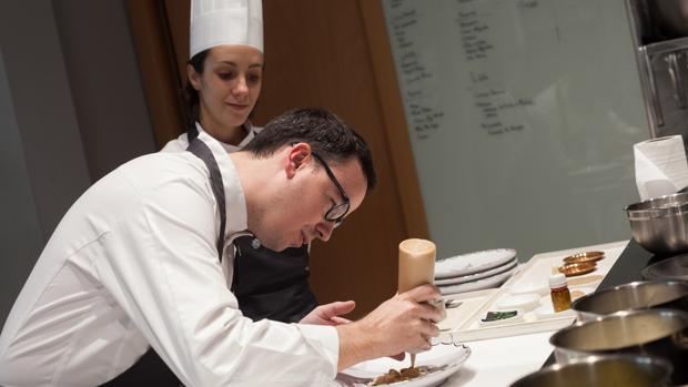 Paco Morales trabaja en un plato en Noor Restaurant