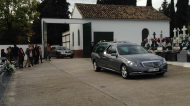 El coche funebre, con el cuerpo de Carmen Duque, a su llegada al cementerio