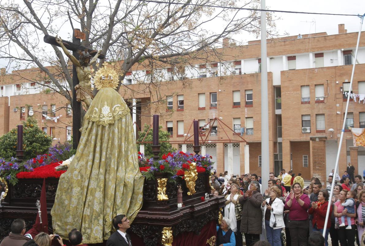 La hermandad de Las Palmeras, durante su procesión