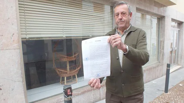 El presidente de la Asociación de Mayores, Andrés Lara, con la cesta vacía y la denuncia