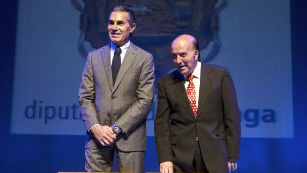 El seleccionador del equipo nacional de baloncesto Sergio Scariolo (i), junto al humorista Gregorio Sánchez , "Chiquito de la Calzada"