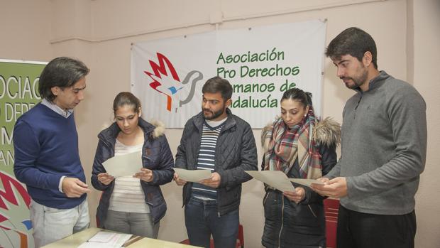 Las dos parejas afectadas junto al delegado de Derechos Humanos (izquierda)