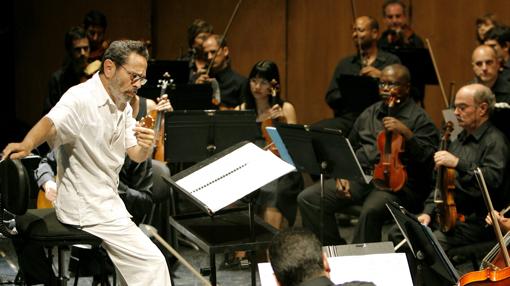 Leo Brouwer ensayando con su formación