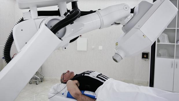 Un paciente se somete a radiocirugía robótica
