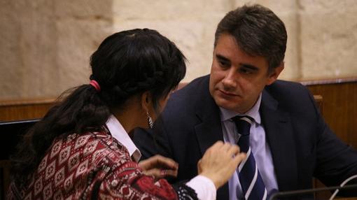 Moreno Yagüe, conversando en el Parlamento con su coordinadora general, Teresa Rodríguez