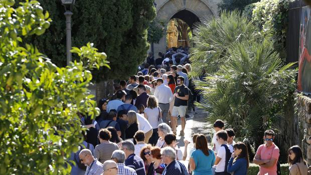 Turistas hacen cola para entrar en el Alcázar de los Reyes Cristianos en mayo