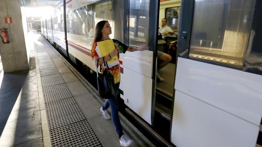 Una joven monta en el cercanías al campus de Rabanales